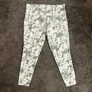 Athleta Salutation Stash Pocket II 7/8 Print Plus Size 2X like new!